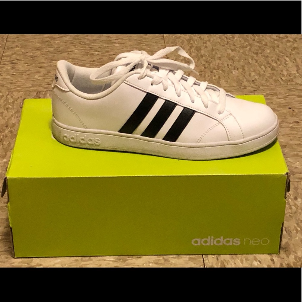 Women Adidas Neo tennis shoe